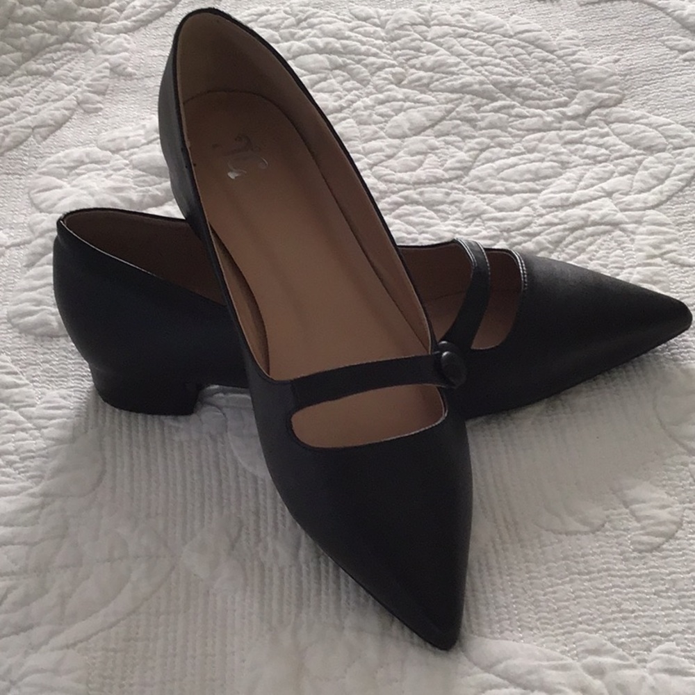 Journee low heeled shoes